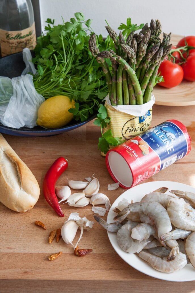 gebakken knoflook garnalen met crostini Koken en stylen door Jacqueline Sluijter, fotografie door Sander Damen
