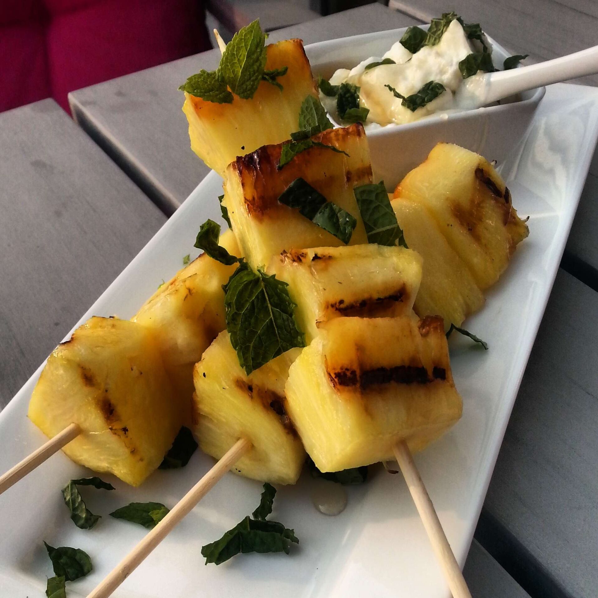 Gegrilde ananas spiesjes met honig/yoghurt-dip en verse munt