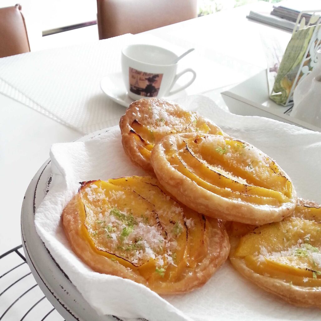 Mango bites van bladerdeeg met kokos en limoen