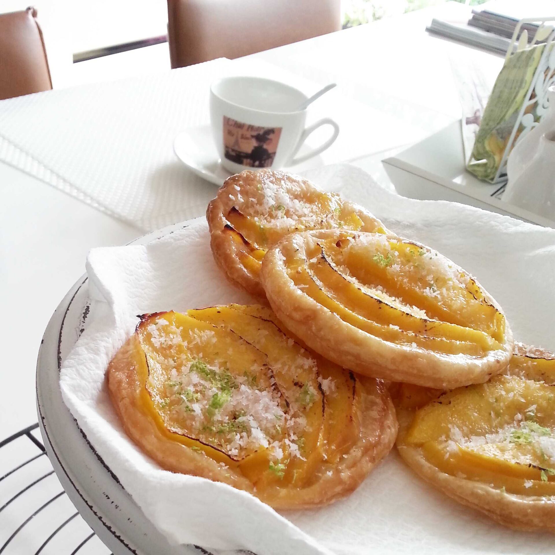 Mango bites van bladerdeeg met kokos en limoen