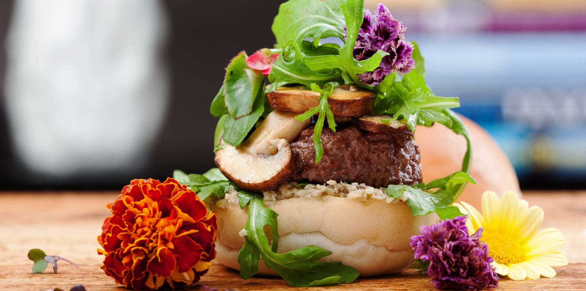 mini burger met rucola en eetbare bloemen van Bloombites