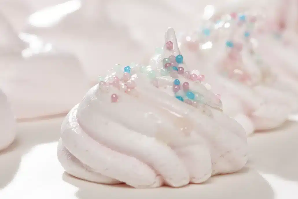 close up van meringue schuimpje met sprinkles