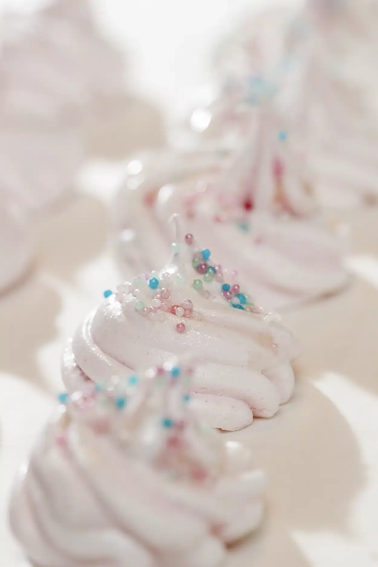 zelfgemaakte meringue schuimpjes met kleurrijke sprinkles