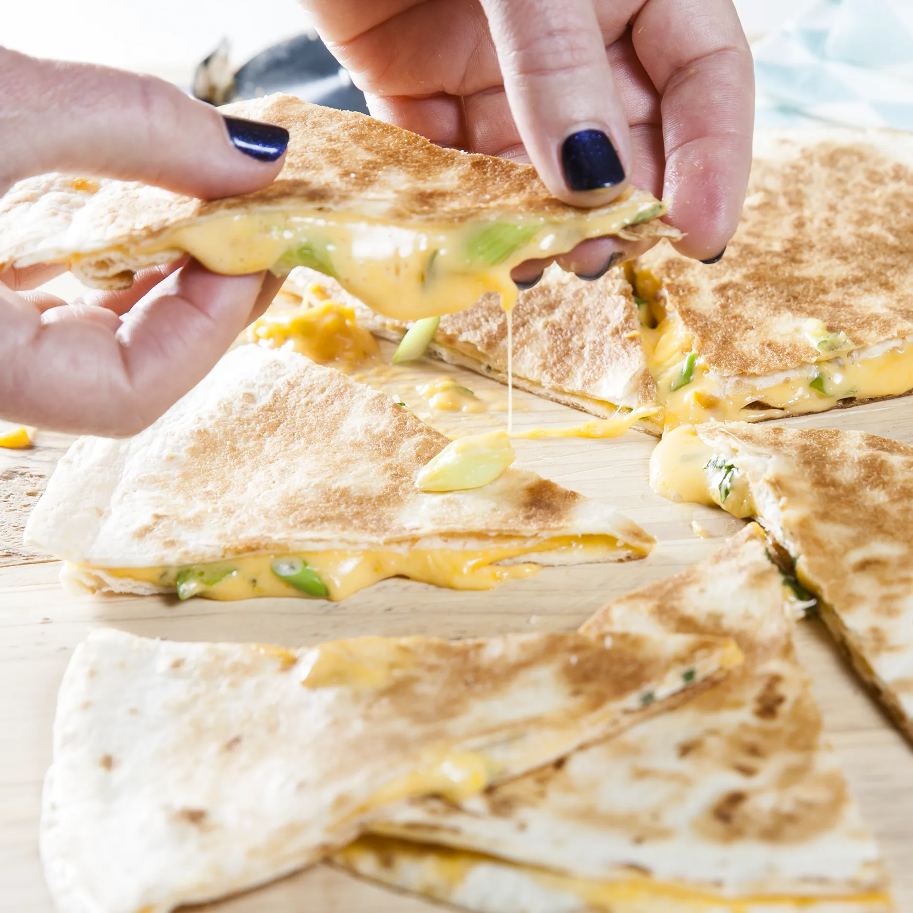 Quesadilla recept kaas met gesmolten kaas en lente-ui