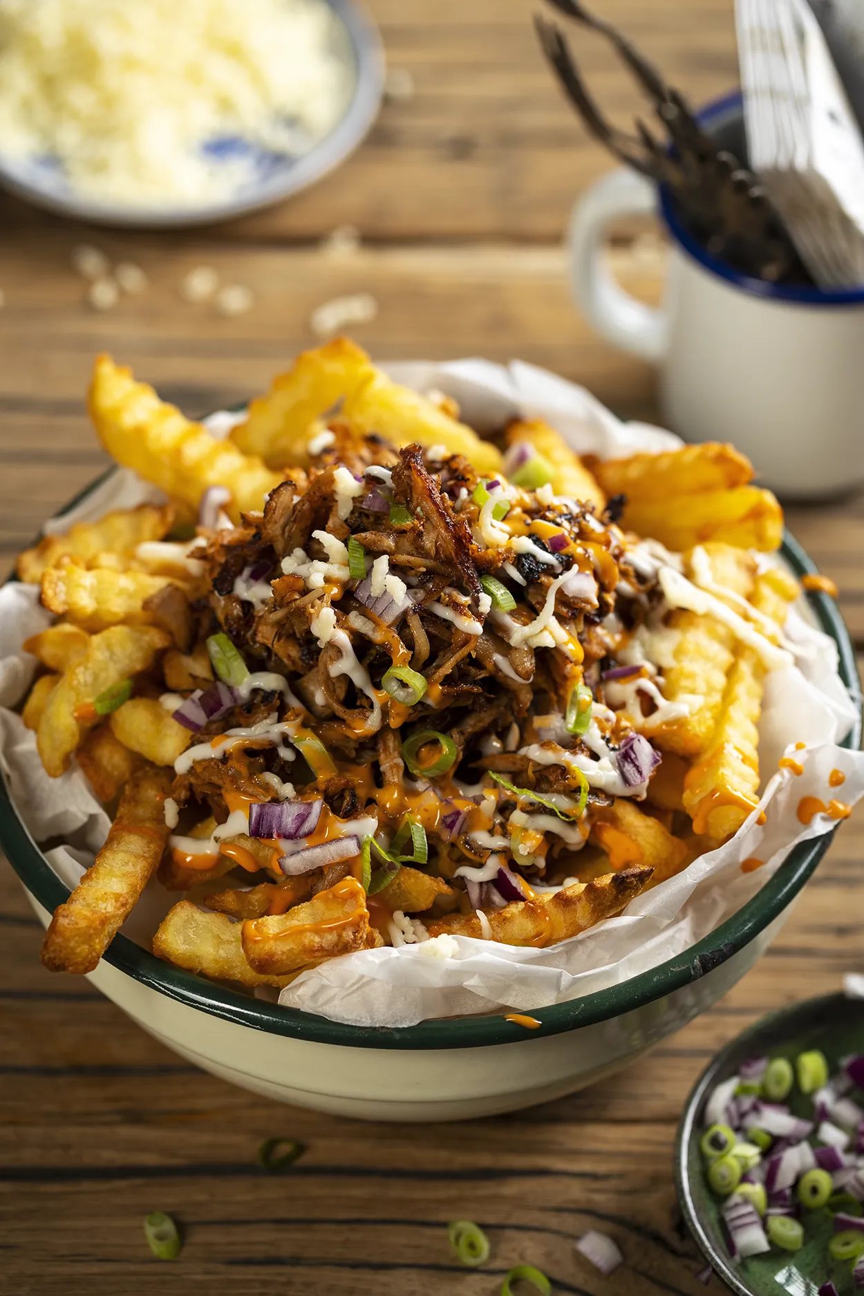 Friet pulled chicken, of loaded fries pulled chicken met kaas en saus.