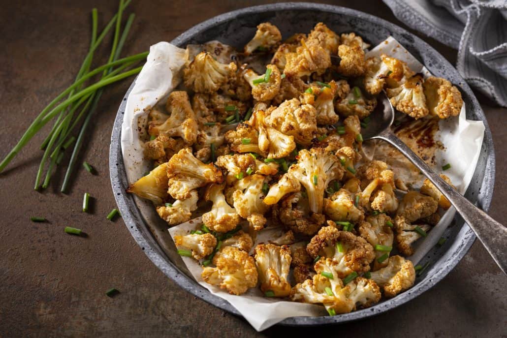 pittig geroosterde bloemkool uit de oven met honing en sriracha