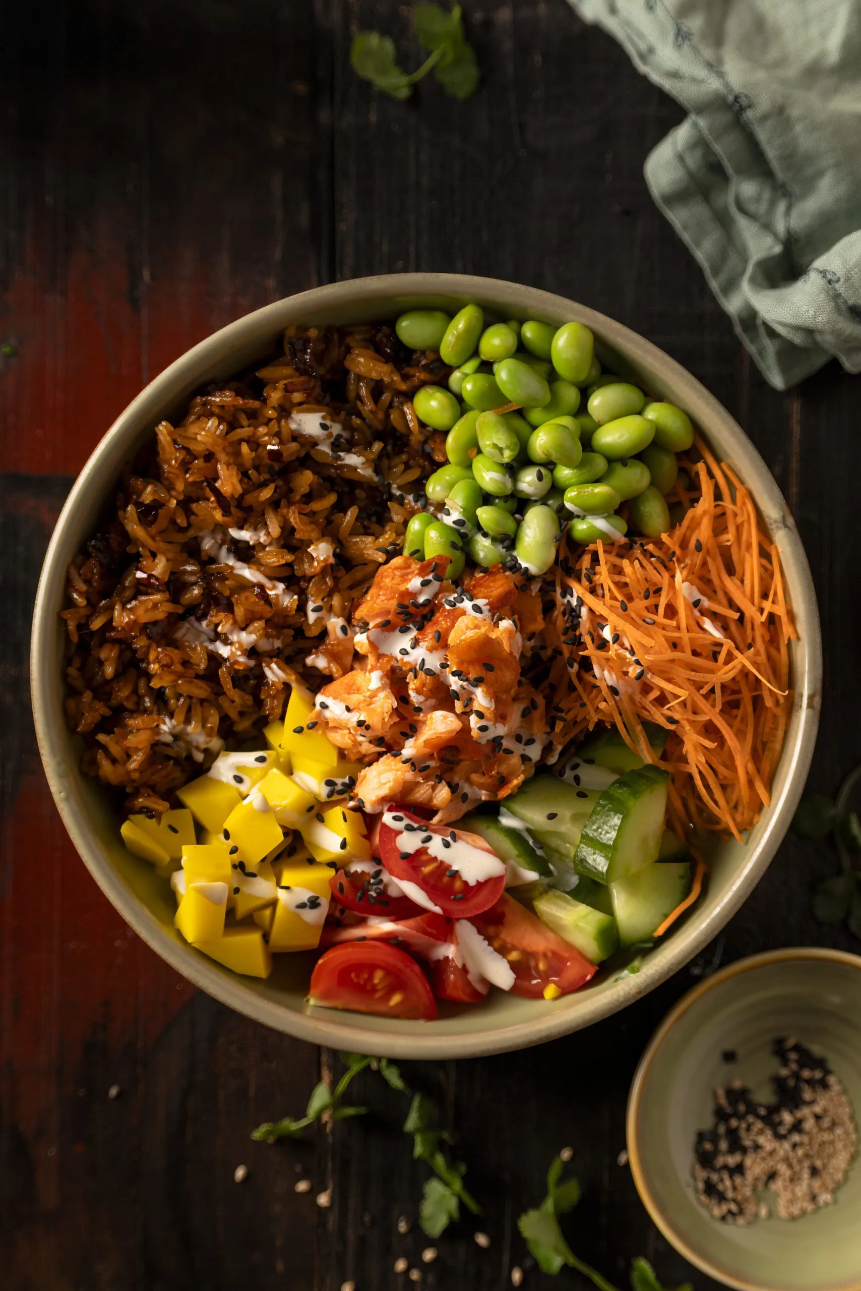 warm gerookte zalm met sriracha en Japanse mayonaise in rijst bowl