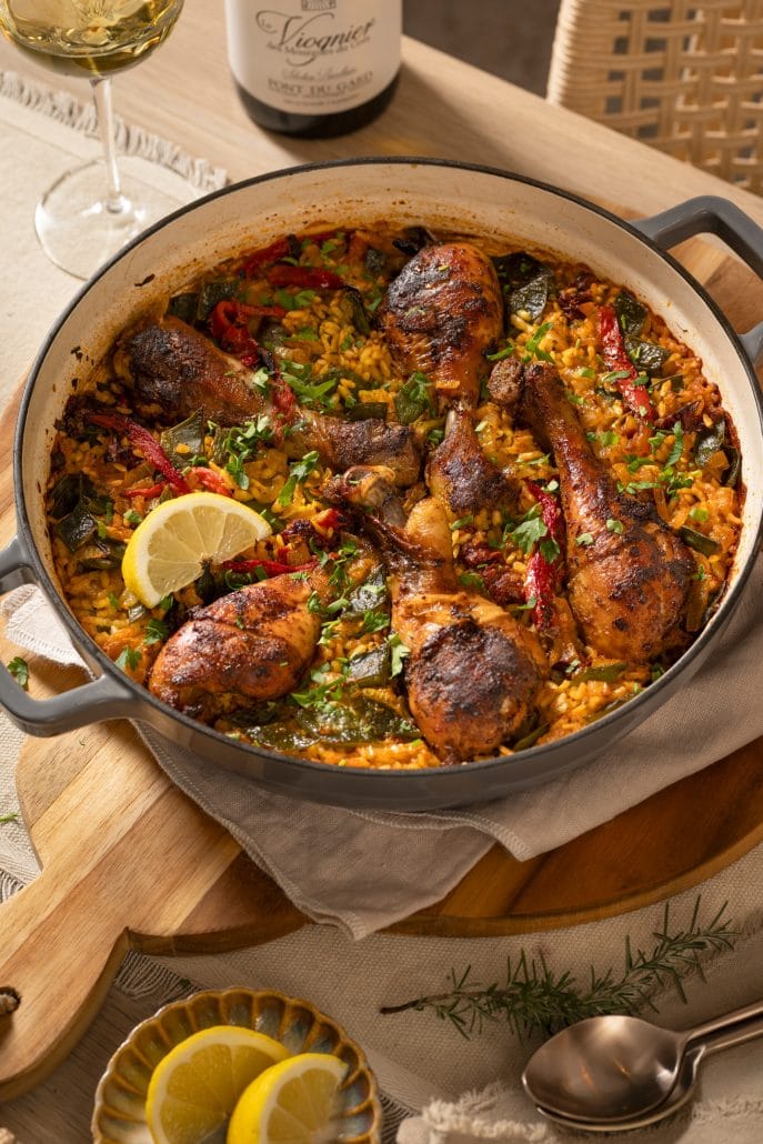 Ovenpaella met kip en groenten in een emaille pan - closeup
