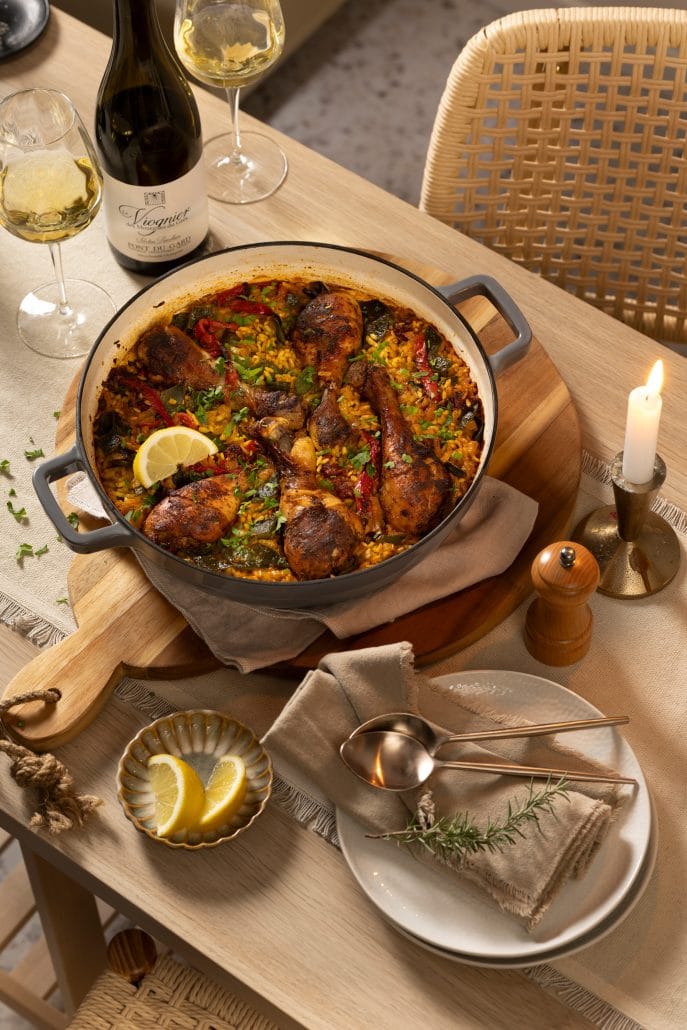 Ovenpaella met kip en groenten in een emaille pan - closeup