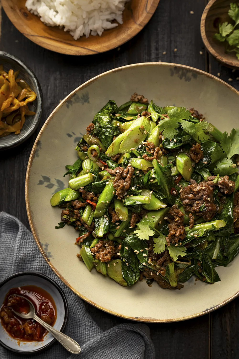 Deze Chinese roerbak met paksoi en gehakt is een snel en smaakvol wokgerecht dat perfect is voor een doordeweekse avond.