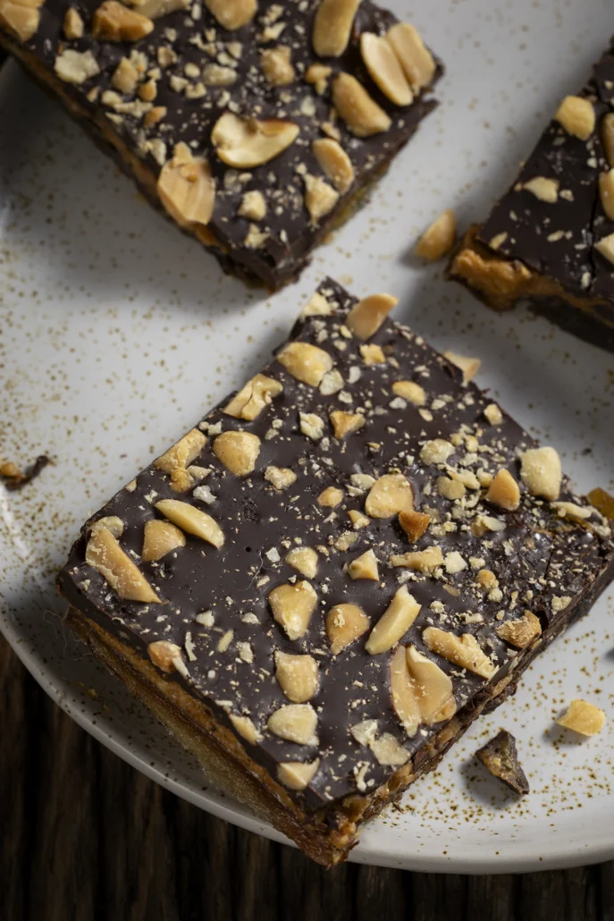Gezonde chocolade dadel repen met pindakaas en pure chocolade, makkelijk recept zonder bakken, gezonde snack of dessert.