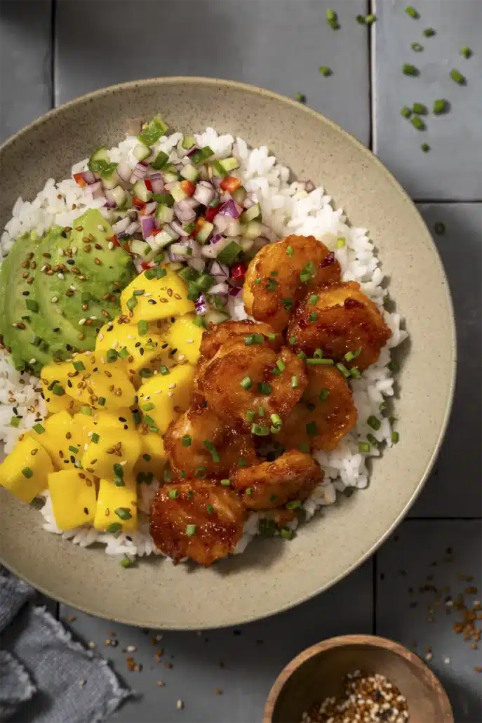Poké bowl met garnalen, mango, avocado en sticky Gochujang saus