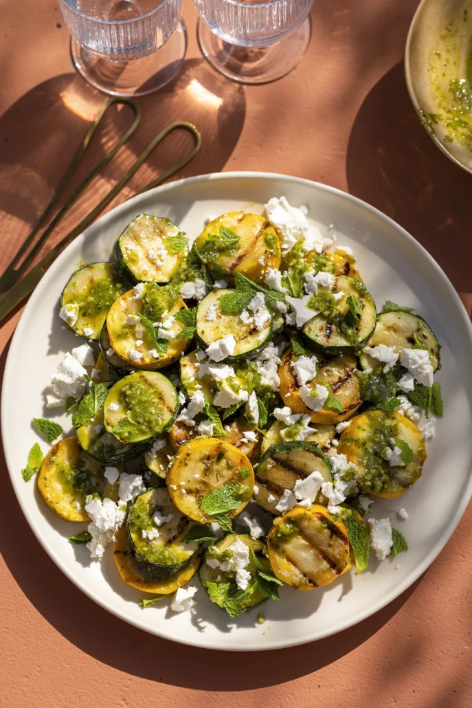 Gegrilde courgettesalade met pesto, feta en verse munt