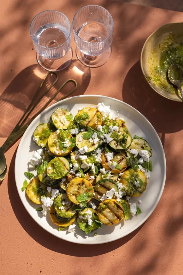 Zomerse gegrilde courgettesalade met feta, pesto en munt