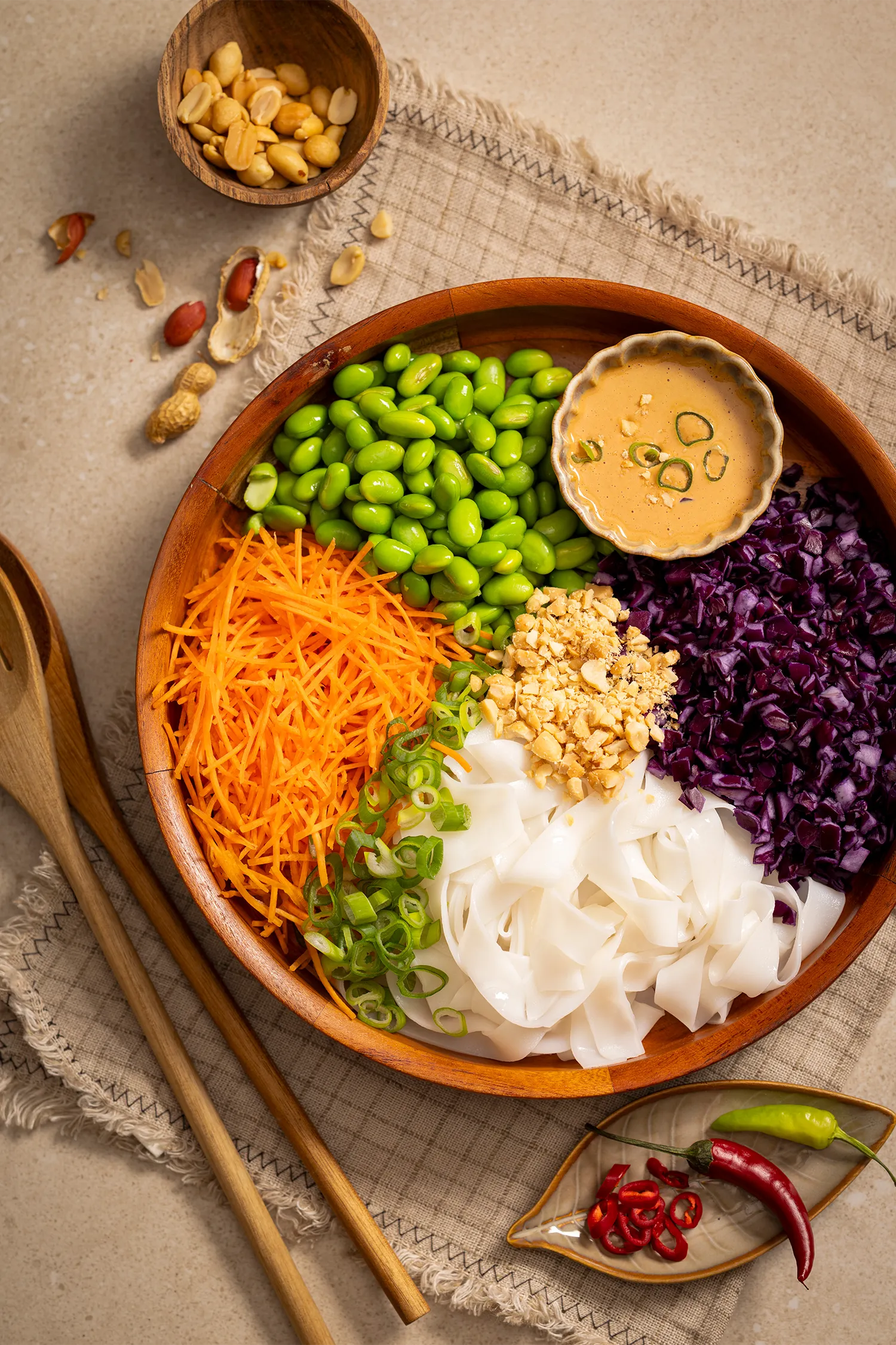 Ingrediënten voor Thaise noedelsalade met rijstnoedels, edamame, wortel en pindadressing